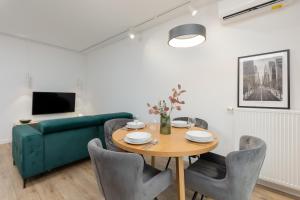 Family Apartment with Balcony & Parking in Warsaw by Renters