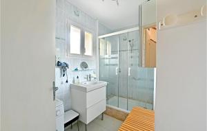 Maisons de vacances 3 Bedroom Nice Home In Mazan : photos des chambres
