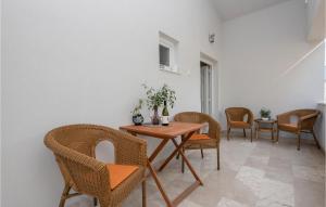 Pet Friendly Apartment In Baska Voda