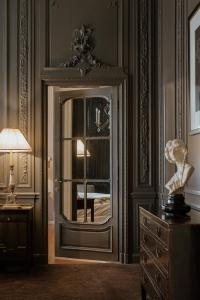 Executive Suite room in Schlosshotel Berlin by Patrick Hellmann