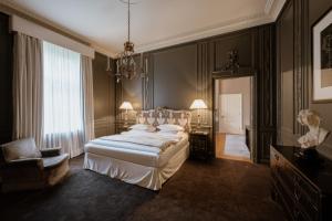 Executive Suite room in Schlosshotel Berlin by Patrick Hellmann