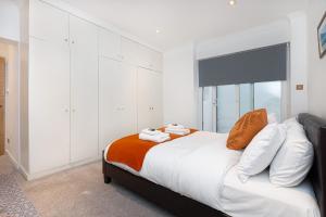 Central Stunning 2BR Flat w2 Patio in Kensington