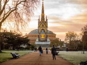 Central Stunning 2BR Flat w2 Patio in Kensington