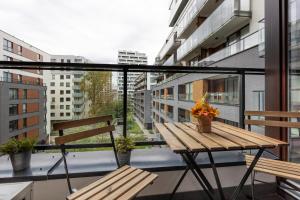 Siedmiogrodzka Air-conditioned Apartment with Balcony Wola by Renters