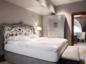 Library Suite room in Schlosshotel Berlin by Patrick Hellmann