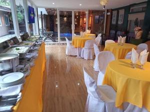 Central Perk inspired pool villa