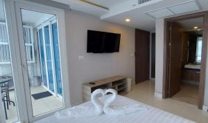 Grand Avenue Pattaya - Luxury Suite - 2 bedroom 2 baths - Pool-view