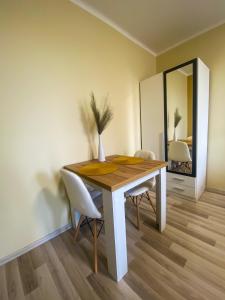 Fresh smartly designed Studio Flat & sunny balcony