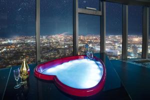 Apartamenty Sky Tower z Jacuzzi Przy Oknie