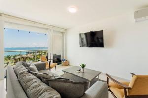BLUE DREAM Beachfront 2 BDR by Casa Paraiso