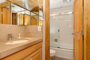 Fifth Avenue Unit 9, Cool, Contemporary Condo 2 Blocks from the Ski Slopes. Fireplace & Patio!