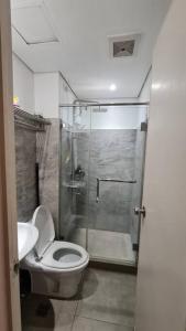 Affordable Condo in Makati w Wi-Fi, Netflix, Pool