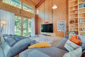 Riverfront Libertyville Retreat with Outdoor Kitchen