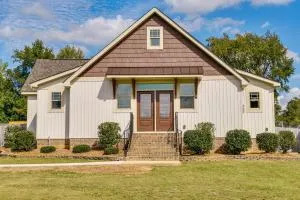 Waterfront Benson Retreat Rescue Farm with a Lake! - غولدزبورو