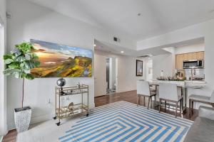 7 Large Down Town Santa Monica Apartment