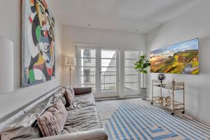 7 Large Down Town Santa Monica Apartment