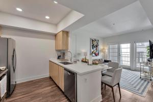 7 Large Down Town Santa Monica Apartment