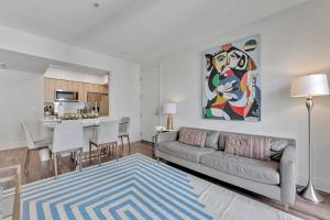7 Large Down Town Santa Monica Apartment