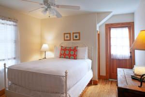 Cigar House One-Bedroom Queen Suite room in Island City House