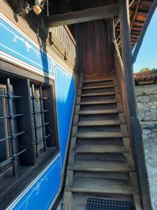 ЧОЛАКОВАТА КЪЩА