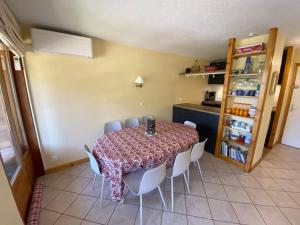 Appartement duplex proche centre, 3 chambres, balcon et parking limité - FR-1-693-5