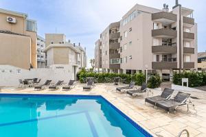 Apto em condomínio pé na areia, c piscina MHR308