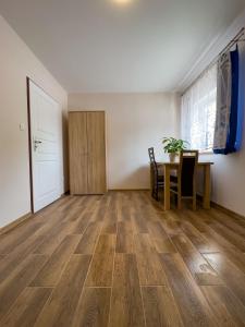 Apartament 4 osobowy obok Szpitala Brzeziny 2 pokoje Prywatna łazienka i kuchnia 32m2