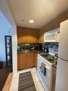 1 bed apt. A BLOCK FROM THE BEACH