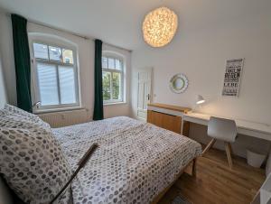 Saxonia HomeDeLuxe Chemnitz - neue hochwertige 50qm2 2-Zimmer-Ferienwohnung mit privaten Kfz Parkplatz Stellplatz mit MWSt-Rechnung mit XXL Hülsta Bett & Etagenbett mit InternetFlatrate - Ideal für Familien, Paare, Kulturinteressierte & Geschäftsr