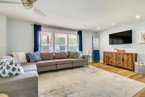 Hillsboro Hideaway with Private Hot Tub and Bunkhouse! - Shawnee State Lodge Heliport