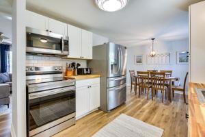 Hillsboro Hideaway with Private Hot Tub and Bunkhouse!