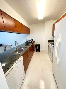 36th floor Brickell bay view 1BR 2 Queens and Sofa Bed