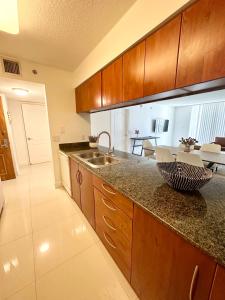 36th floor Brickell bay view 1BR 2 Queens and Sofa Bed