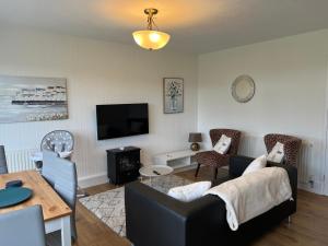 CHINE COTTAGE self-catering coastal bungalow in rural West Wight