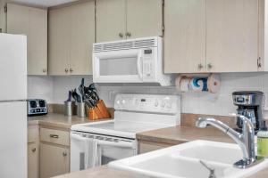 Pet-friendly 2-bed Condo With Amazing Waterfront Views