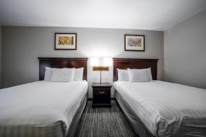 Queen Room with Two Queen Beds - Hearing Accessible room in Country Inn & Suites by Radisson Ontario at Ontario Mills CA