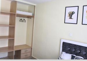 SIMBAS NOOK - A modern Budget Studio Apartment in Syokimau, Nairobi with Fast WiFi & Netflix - Near the JKIA Airport, SGR Station & Gateway Mall