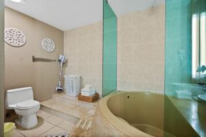 Cozy Queen Suite in European Village with Balcony view near beaches