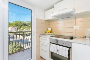 Family friendly seaside apartments Podstrana, Split - 13725