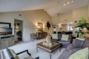 Updated Baths w Tile Showers King 2 Twins sleeps 4 Bikes & Beach Gear included