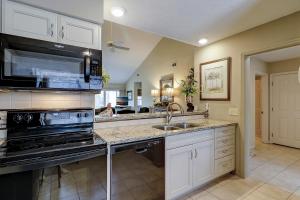 Updated Baths w Tile Showers King 2 Twins sleeps 4 Bikes & Beach Gear included