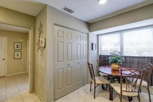 Updated Baths w Tile Showers King 2 Twins sleeps 4 Bikes & Beach Gear included