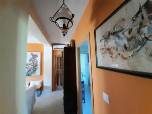 El sueño de la pintora, al lado de las piscinas