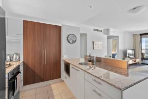 Top of the Town! 2Bed2Bath1CarPoolViews ~ CBD