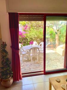 2 Bedroom, Sea Side Retreat Saronida