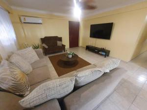 Deluxe Tropical Oasis 2BR/ 2BA STG, Ensanche Ozama