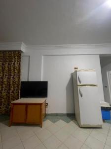 A cozy room in 2 bedrooms apartment with a back yard