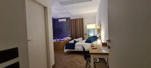 Suite con bañera de hidromasaje y cama grande