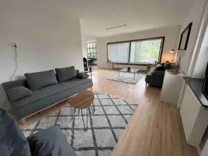 Villa Höpen 125qm 4 Schlafzimmer Citynah 5 Zi. Parkplatz Terasse WIFI - Glüsingerlohe