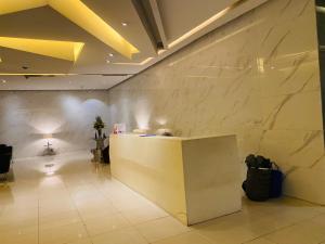 Cozy Studio with Balcony Netflix Free Access to POOL and GYM 100mbps